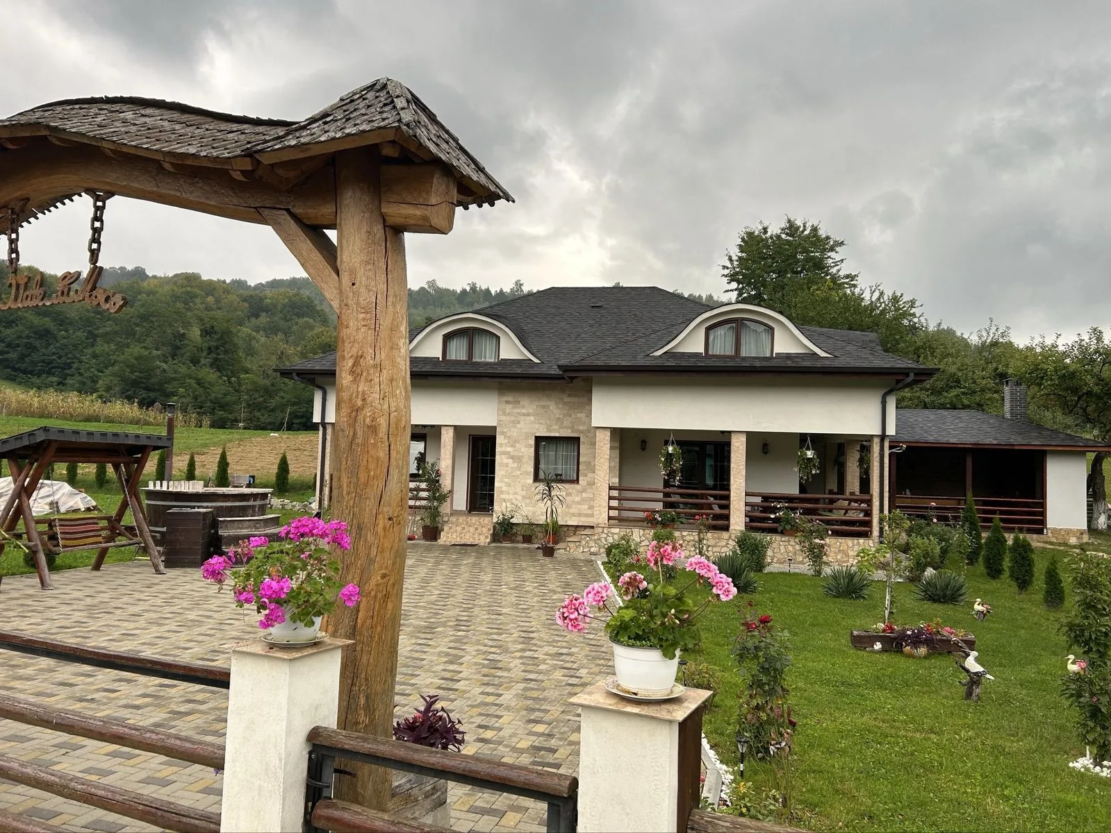 Cabana / pensiune cu ciubăr jacuzzi de inchiriat Pe Vale La Moco · Runcu Salvei, Bistrița-Năsăud — Runcu Salvei, Bistrița-Năsăud