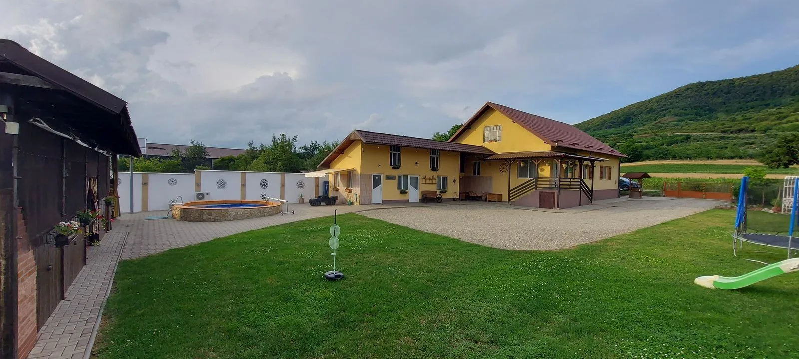 Cabana de închiriat cu ciubăr! Terasa mare încălzită! Ofertă de toamnă  1900 ron  pe week-end! — Tigau, Bistrița-Năsăud
